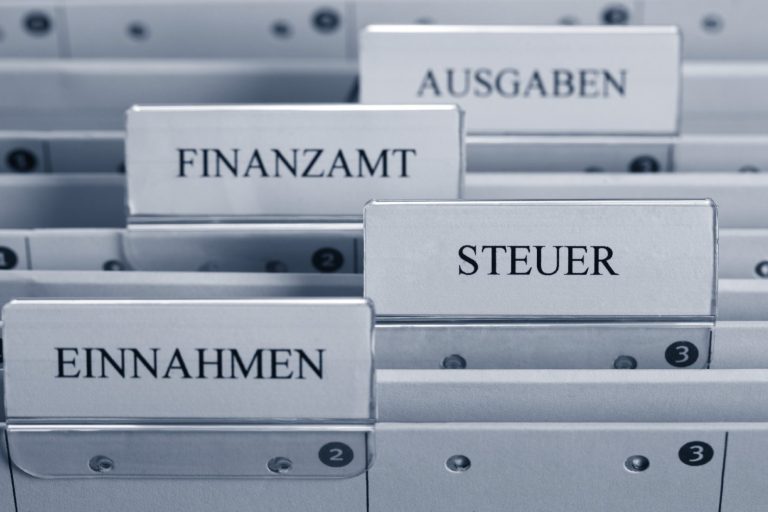 Hängeregister mit den Namen Finanzamt Steuer und Einnahmen Hängeregister mit den Namen Finanzamt Steuer und Einnahmen